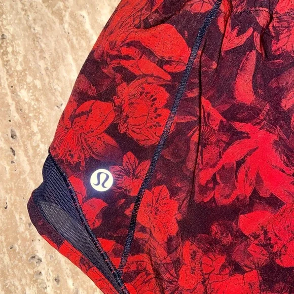 Lululemon Hotty Hot Short II 2.5” Red/Black Floral Size 2 - Picture 7 of 8